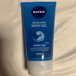 Ansiktsrengörning - En ansiktsrengörning från Dollarstore. Har använt ungefär hälften men min hud verkar inte gilla den ♥️♥️♥️