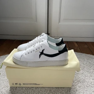 Axel arigato skor - Jag säljer ett par riktigt snygga arigatos strl 36, enbart använda ett fåtal gånger. Skick 9/10 Nypris 2300 kr, mitt pris 800 kr. Pris kan diskuteras 