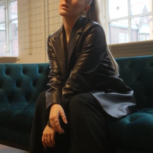 Kavaj  - Säljer denna pärla till kavaj, normal i storleken.  Lite brun/vinröd i färg. 