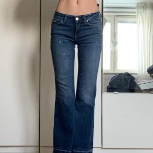 Jättesnygga bootcut jeans som tyvärr är för korta för korta på mig! Storlek 24x30.  Midjemått rakt över: ca 32-35cm med stretch.   Innerbenslängd: ca 70cm För fler bilder kontakta mig🩷