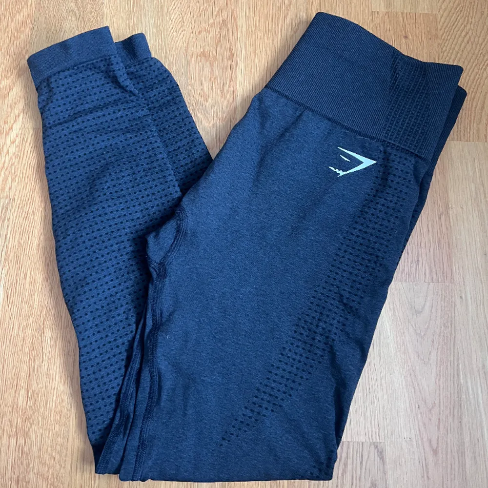 Svarta Gymshark tights. Använda ett fåtal gånger. . Farkut & Housut.