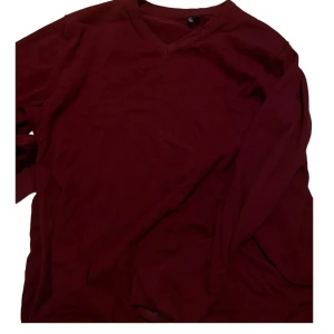 Vinröd långärmad tröja  - Använd 3 gånger. Helt ny 