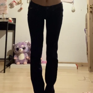 Low waist straight leg hollister jeans  - Säljer supersöt low waist hollister jeans som passar xs!!💕 Skriv till mig så sätter jag på köp nu🫶
