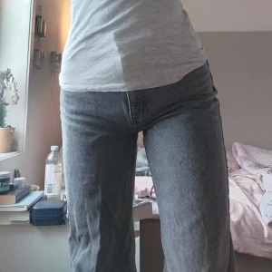 Raka jeans - Medelhög midja, säljer då de inte används av mig längre🩷 passar mig som är 176 bara någon cm för kort.