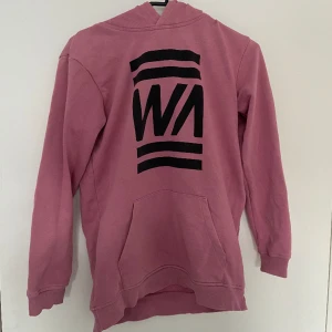 Warp Hoodie - Tja, säljer en go Hoodie från Warp. Storleken är 158-164.  Skriv gärna vid prisförslag eller funderingar. (Priset är inte ristat i sten)👍