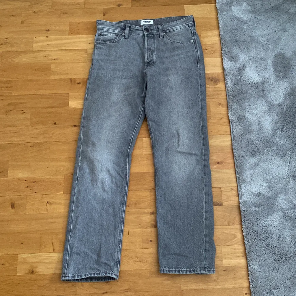 Ett par riktigt snygga jeans från Jack and Jones. Snygg grå färg som passar till det mesta!  Passar mellan 174-183 ungefär skulle jag gissa! Pris kan diskuteras!. Jeans & Byxor.