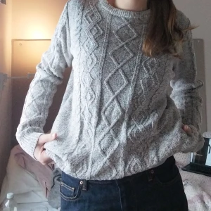 Stickad tröja - Jättemysig och mjuk, har för mig att den är från herravdelningen på gekås men passar jättebra oavsett🩷 Den har lite röda meleringar i färgen.