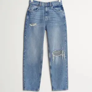 Säljer mina Gina tricot jeans då dem är försmå. Köpta för 500kr använda fåtal gånger. Det är perfect jeans i storlek 32 men i petit modell.  Det är ett hål på ena knät och ett på låret.  Skicka vid frågor 