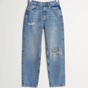 Jeans - Säljer mina Gina tricot jeans då dem är försmå. Köpta för 500kr använda fåtal gånger. Det är perfect jeans i storlek 32 men i petit modell.  Det är ett hål på ena knät och ett på låret.  Skicka vid frågor 