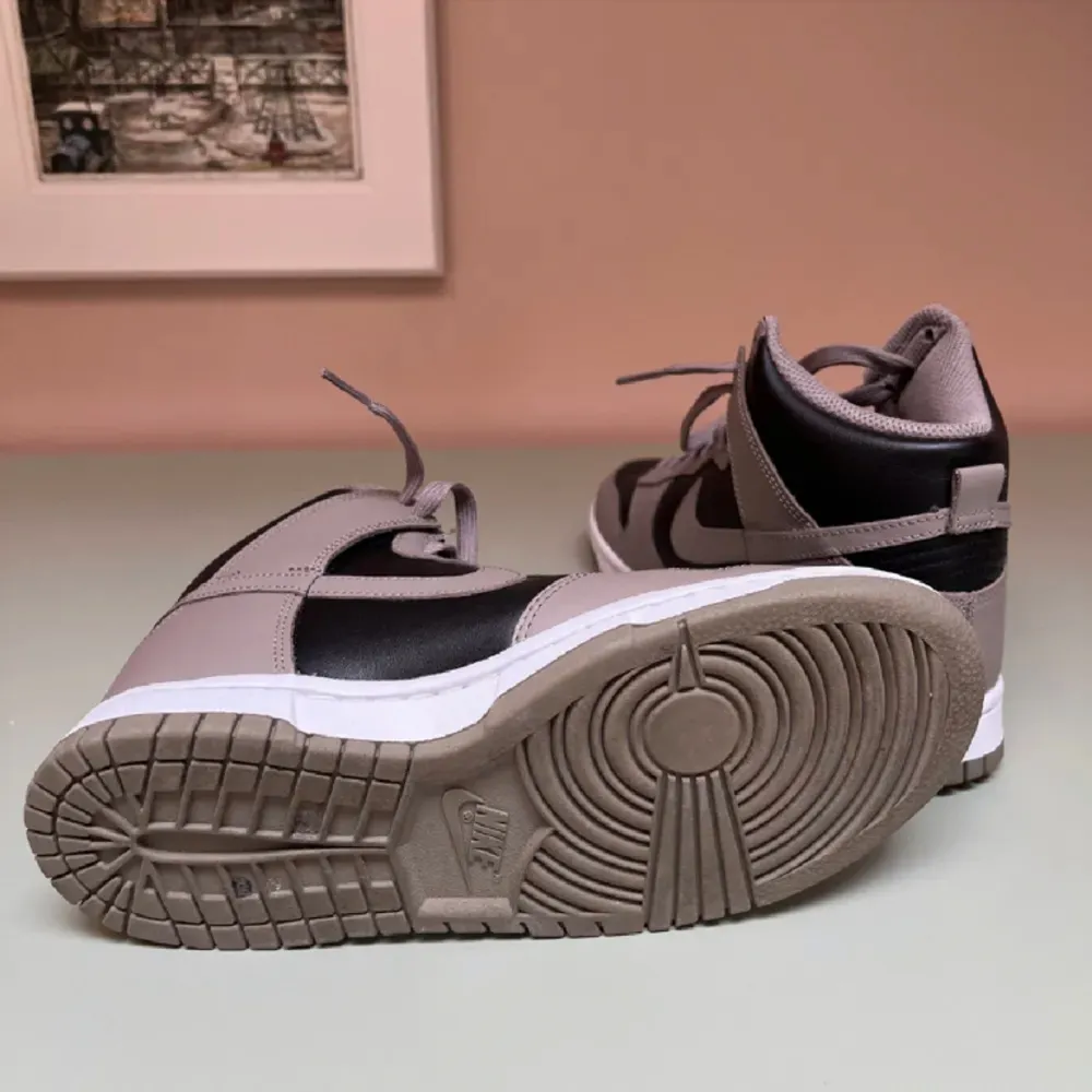 Nike dunk high “fossil moon” I storlek 39. Använda 3 gånger utan några fel på skorna, helt rena och utan några creases så dom är i perfekt kondition. Säljs på hemsidor från 2500kr. Skor.