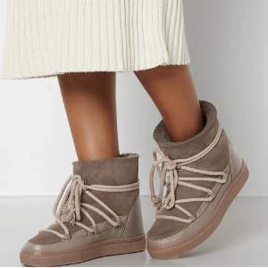 INUIKII. Äkta Inuikii skor, färg ”Classic Beige”. Använder inte, små defekter på ena snöret. Nypris: 2699kr❄️🌨️