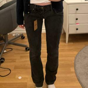 Ett par svin snygga low waist lee jeans, svarta. Storlek 34 ungefär, xs men passar nog s. Midja: 39cm rakt över, Innerbenslängd: 76cm