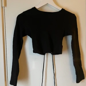 Långärmad tröja  - Säljer eftersom jag knappt använt den💕  En liten defekt finns, vilket är att det finns ett extremt litet hål bredvid snörningen, försökte ta kort på det men eftersom den är så liten så syns den inte💕💕