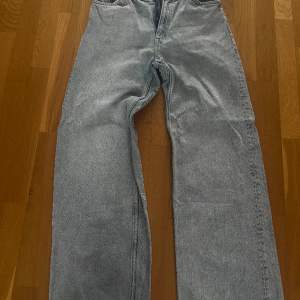 Ljusblå straight jeans från monik. I storlek 29 vilket jag gissar är ungefär S. Aldrig använda men det finns ingen tag kvar tyvärr.