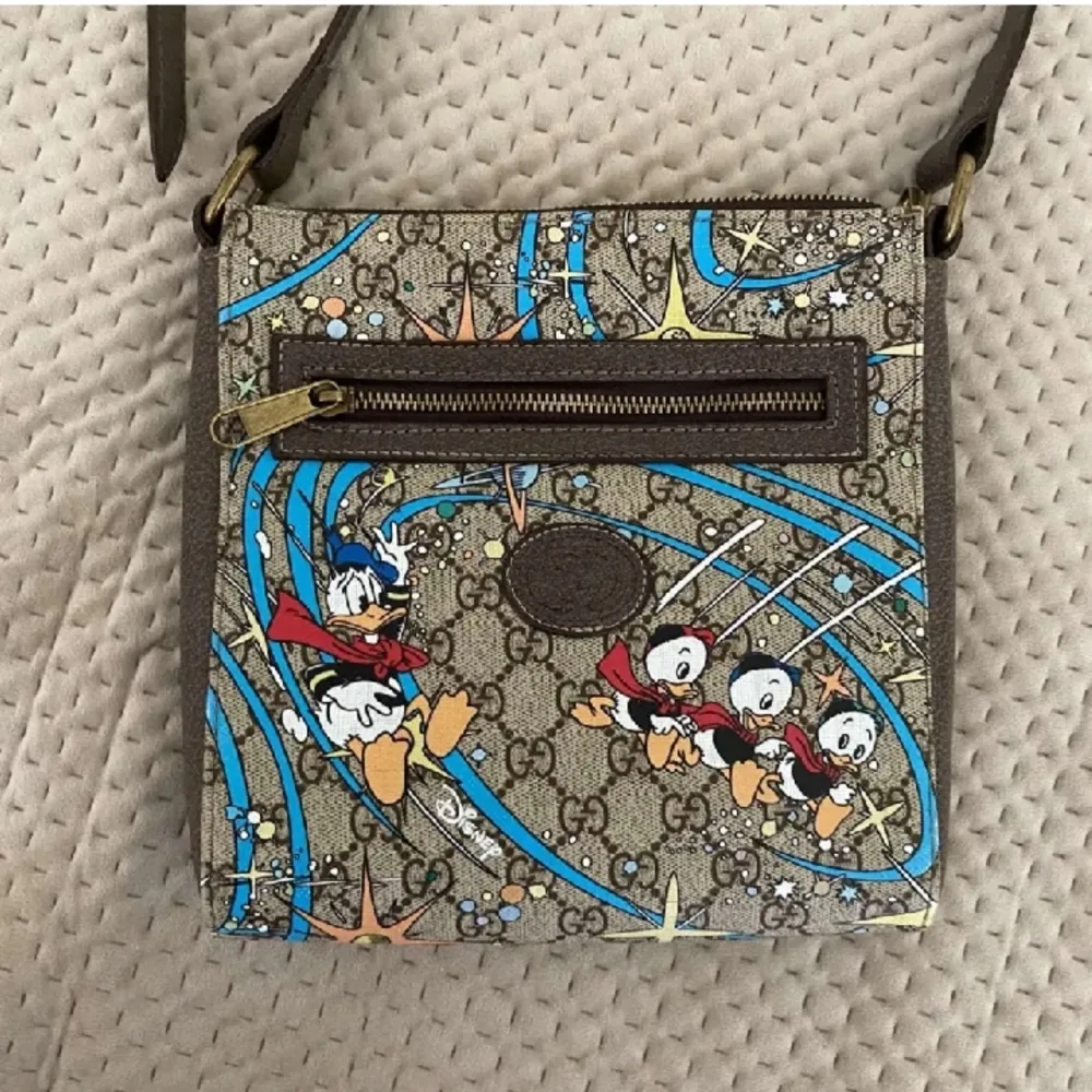 Hej jag säljer min Donald duck (Disney) X Gucci messenger bag på grund av oanvändning. Den är jätte fräsh skick 10/10. Hör av er. Väskor.