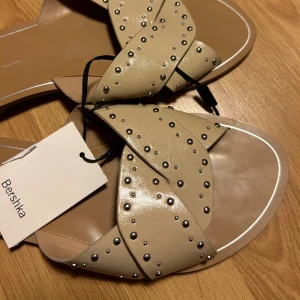 Sommar skor - Jättefina sommar tofflor. Aldrig använda då dem är för stora för mig. Jättegulliga till tex en lång klänning💗