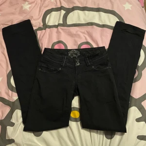 edc by esprit jeans - säljer mina edc jeans som inte passar, köpta secondhand för längesen och går ej att få tag på. Lågmidjade med snygga detaljer 🤟midjemått rakt över: 32cm, innerbenslängd: 80cm. Kontakta gärna ifall ni vill ha fler bilder eller några frågorrrrr 😋😋