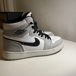 Jordan 1 high  - Säljer mina använda Jordan 1 high smoked gray pga för liten. Bra skick ser ut som ny