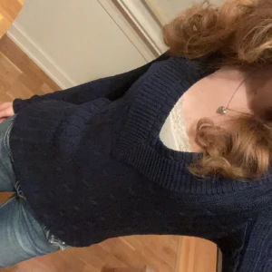 Mörkblå Ralph lauren tröja  - Säljer min mörkblå Ralph lauren tröja då den inte kommer till användning, den är nästan i nyskick och har endast används ca 2 gånger🫶🏻 har även vikt upp den lite på bilden så den är lite längre. skriv gärna om ni vill se fler bilder eller har frågor❤️