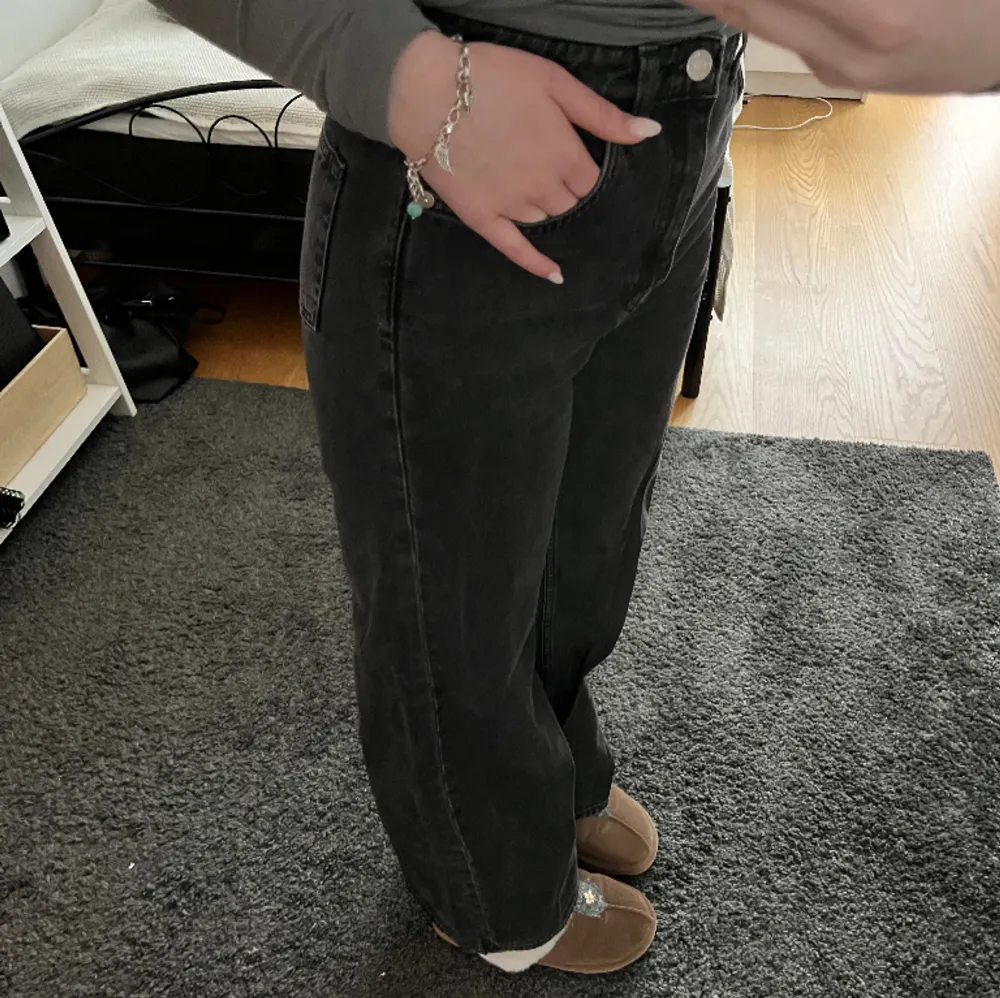 Snygga svarta jeans från Weekday🩶. Jeans & Byxor.