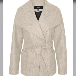 Kappa Vera Moda  - Säljer min kappa från Vera Moda som inte kommer till användning, den är i storlek M, använd fåtal gånger 