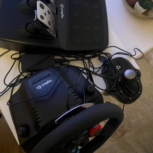 Ps5 pedal och ratt - Helt ny använd endast 2 gånger Nypris 3000