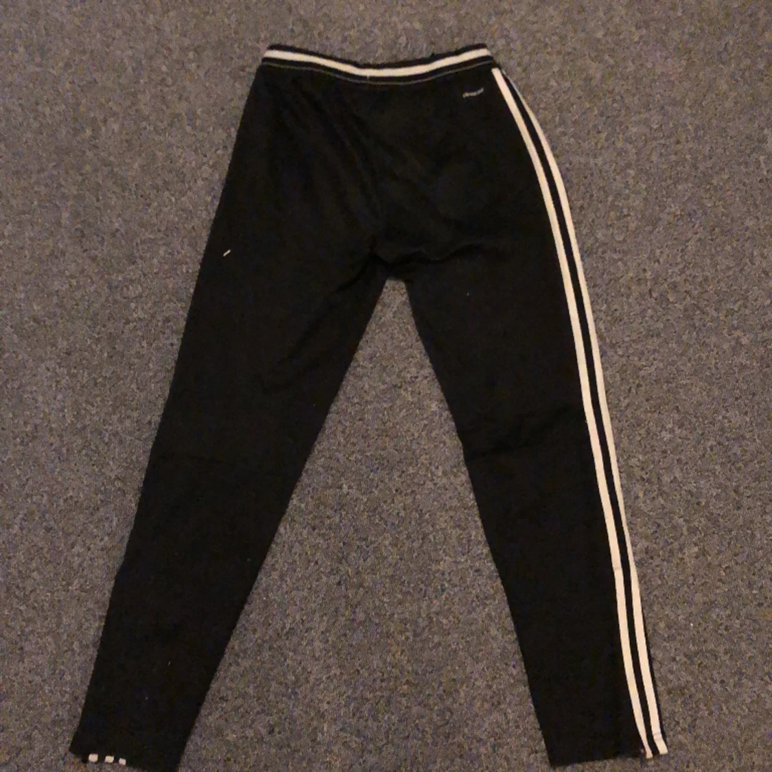  svarta Adidas byxor  - 91