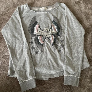 Odd Molly Tröja - Så fin odd molly tröja med ett jätte coolt tryck! Den har även en söt liten rosett där bak. Dock har den några små vita fläckar på armen(se bild 3), men de är inget man tänker på💗Skriv om ni har frågor!