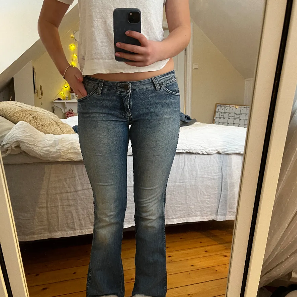 Super fina lågmidjade bootcut jeans som tyvärr är lite för korta på mig som är nästan 173cm! Det har litet slitage vid låret samt längst ner på jeansen, hör av er om ni vill få tydligare bilder! Midjemått: 41cm, Innerben: 70cm. Jeans & Byxor.