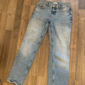 Blå lågmidjade jeans med rak passform. Använda endast ett par gånger så dom är som nya. Säljes på grund av att de är på gränsen för korta för mig som är 175 cm lång. Nypris 499:-