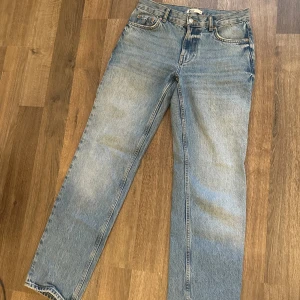 Gina Low straight jeans - Blå lågmidjade jeans med rak passform. Använda endast ett par gånger så dom är som nya. Säljes på grund av att de är på gränsen för korta för mig som är 175 cm lång. Nypris 499:-
