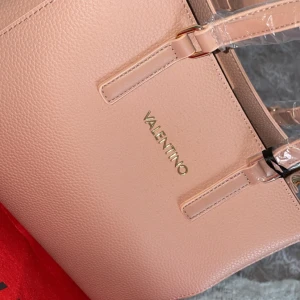 Valentino bag - Fick denna Valentine väska i födelsedagspresent men var inte riktigt min stil. Så nu säljer jag den. Helt oanvänd med prislapp kvar på den.