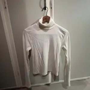 Aldrig använd, säljer denna tröja på grund av att den krympte i tvätten. Den är i storlek L men skulle säga att den passar en M. Den är fin på en 
