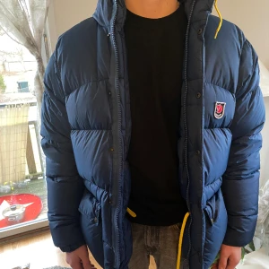 Fjällräven jacka  - Jätte fin skick . Stolek är S ( Herr)  Kan användas som M+ L ( Dam) Ingen håll eller något konstigt med jackan ☺️ Hör av er för flera frågor . 
