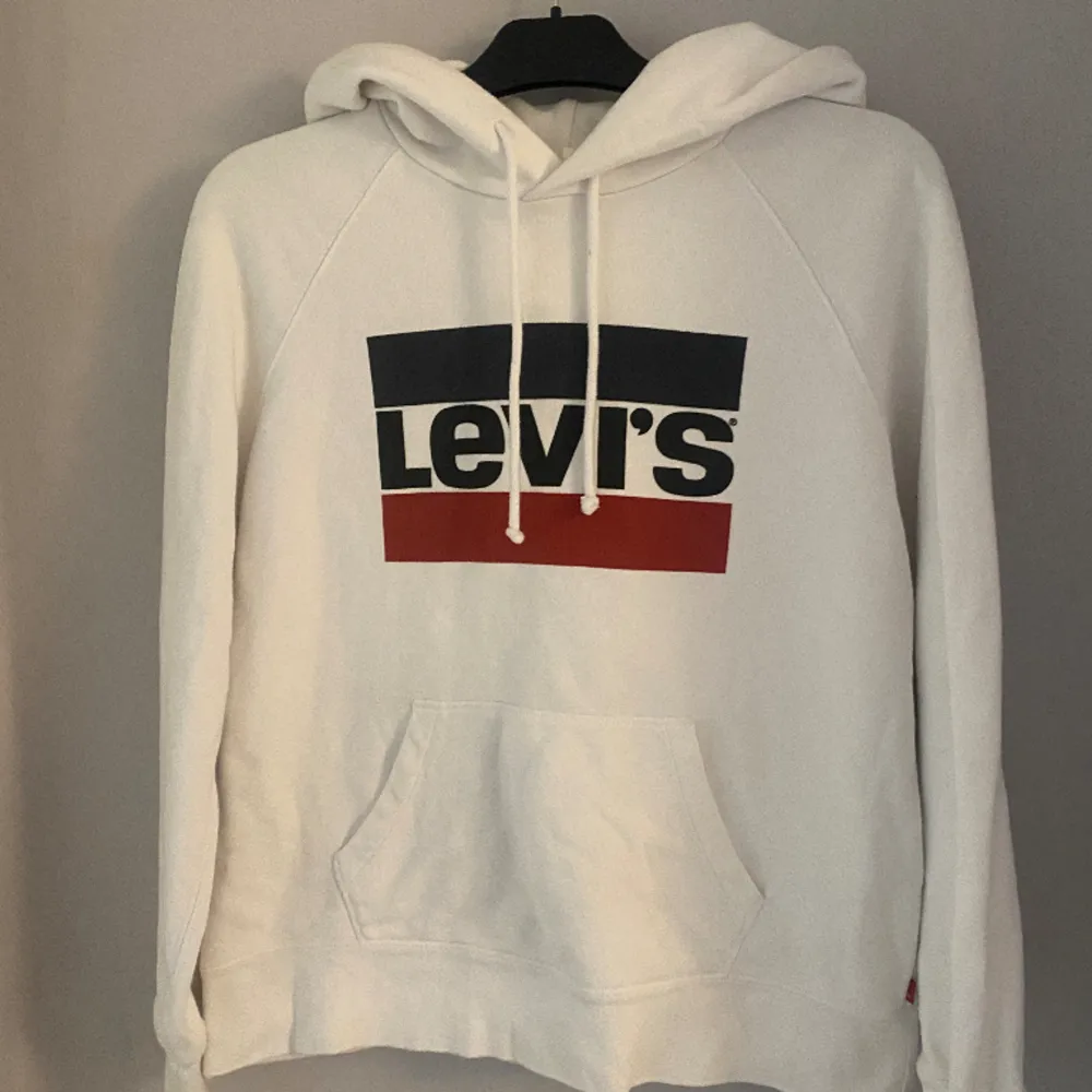 Jag säljer min Levi’s hoodie den är i väldigt bra skick.💕. Hoodies.