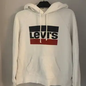 Jag säljer min Levi’s hoodie den är i väldigt bra skick.💕