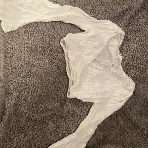 Topp/blus  - Använd några få gånger. Lite kort så man visar lite mage. Storlek m men passar mer som en s 