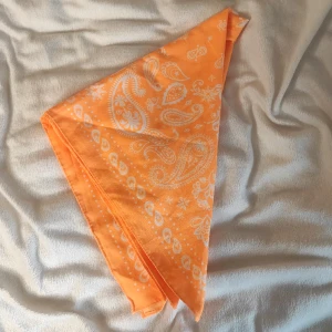 Neon orange Bandana  - Orange bandana som är rätt så skrikande.