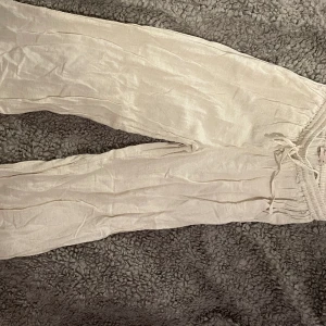 Linnebyxor  - Linnebyxor som är använda ungefär 3 gånger och kommer från Nelly. Har sytt upp dom lite för dom var lite för långa för mig som är 1,64 