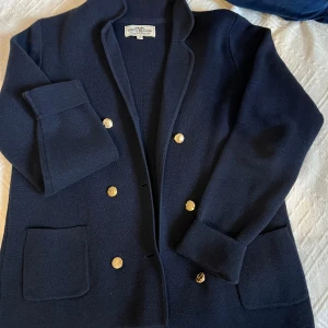 Hampton Republic Bundle - Kavaj & T-Shirt - Matching set! Går att köpa separat (Kavajen: 95kr, T-Shirt: 35kr) Som ny, knappt använt den som barn. Ej slitet och har inga märken eller hål.  Kan mötas upp i Finspång/Norrköping, annars står köparen för frakten :)