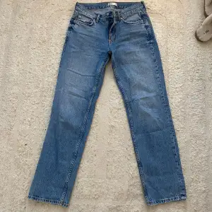 Gina tricot straight jeans köpa för ca 599kr. De är Low waist. Knappt använda
