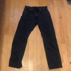 Svarta weekday byxor  - Weekday ” space”byxor   Storlek: 30/32  Skick: 10/10 Knappt använda  Pris går att diskutera 