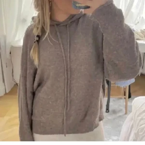 Stickad hoodie - Stickad hoodie från Lindex (lånad bild)