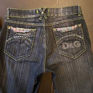 D&G Bootcut low waist jeans. Har jätte fin passform och D&G kristal tryck på bakfickan. Jeansen är köpta secondhand så är ej 100% säker på ifall de är äkta eller inte! Jag har även sprättat upp dem längst ner på benen. Storlek 38