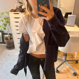 Vit topp 🤍 - Vit topp från Zara i strl 164 i bekvämt material 💕 Använd fåtal gånger. Köparen står för frakt. 