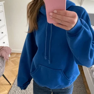 Bikbok hoodie - Såå fin blå hoodie från bikbok i bra skick💙