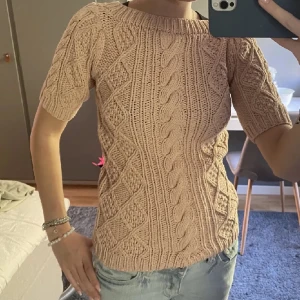 Stickad t-shirt - Jätte fin stickad t shirt knappt använd 🩷