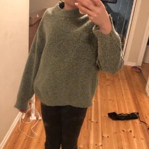 Tröja - Jag säljer denna tröja för att jag köpte i fel storlek jag har andvänt den 4/5 gånger 