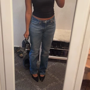 Jeans - Jeans från weekday i modellen PIN. Använd sparsamt köpt förra våren💙. Dom är straight legged, Storlek 28/32. 