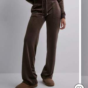 Helt nya bruna juicy couture byxor med lappen kvar Strl XS Skriv om ni har fler frågor öppen för prisförslag💕